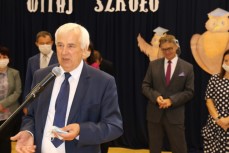 Po 44 latach pracy w oświacie na emeryturę przeszedł  Henryk Kucharski, dyrektor ZS nr 2